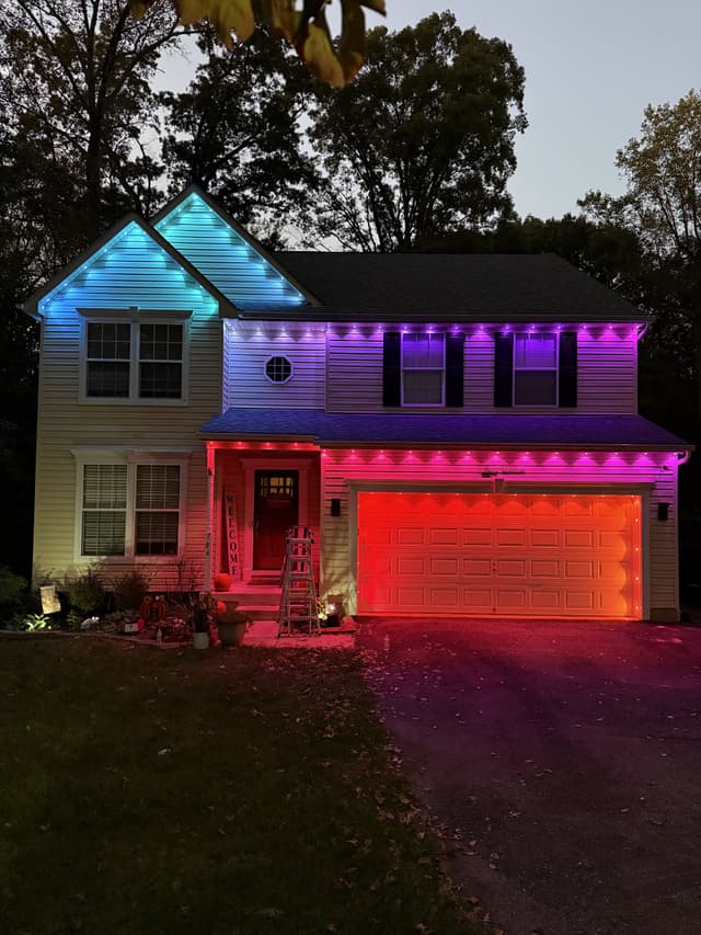 Colorful roofline LED lighting display