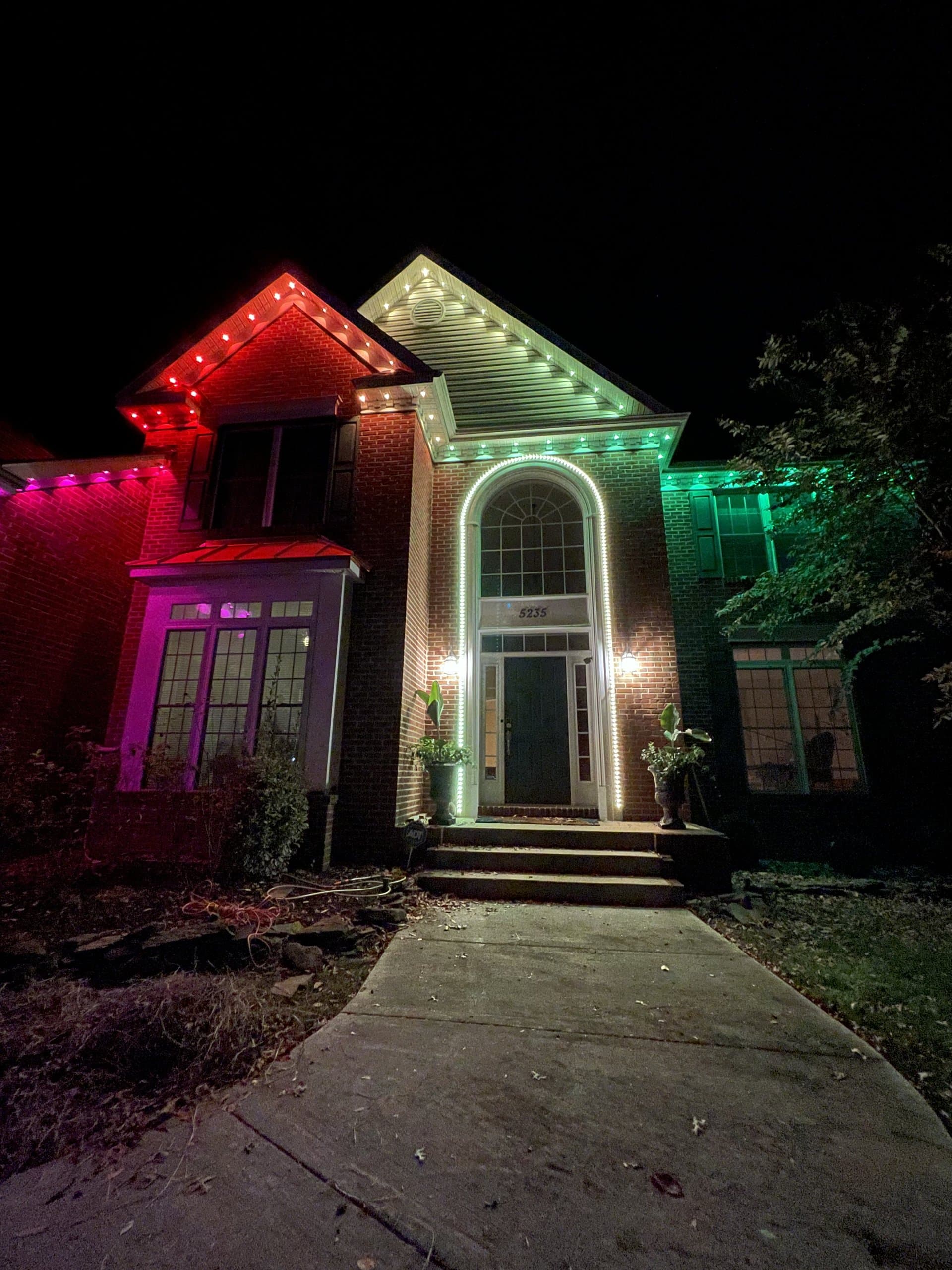Holiday roofline lighting